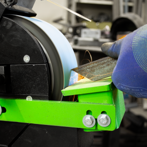 Eggenberg Bandschleifmaschine für Metall IBS75 – 75 x 2000mm – 3000W – 400V + GRATIS 2x Zirkonium-Schleifband - K60 & K80 – Bild 6